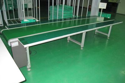 Băng tải có bàn thao tác hai bên là gì?