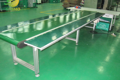 Băng tải có bàn thao tác 2 bên